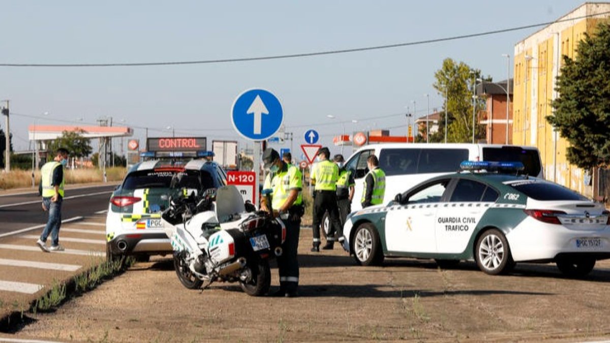 Un control de la Guardia Civil, en una imagen de archivo. MARCIANO PÉREZ