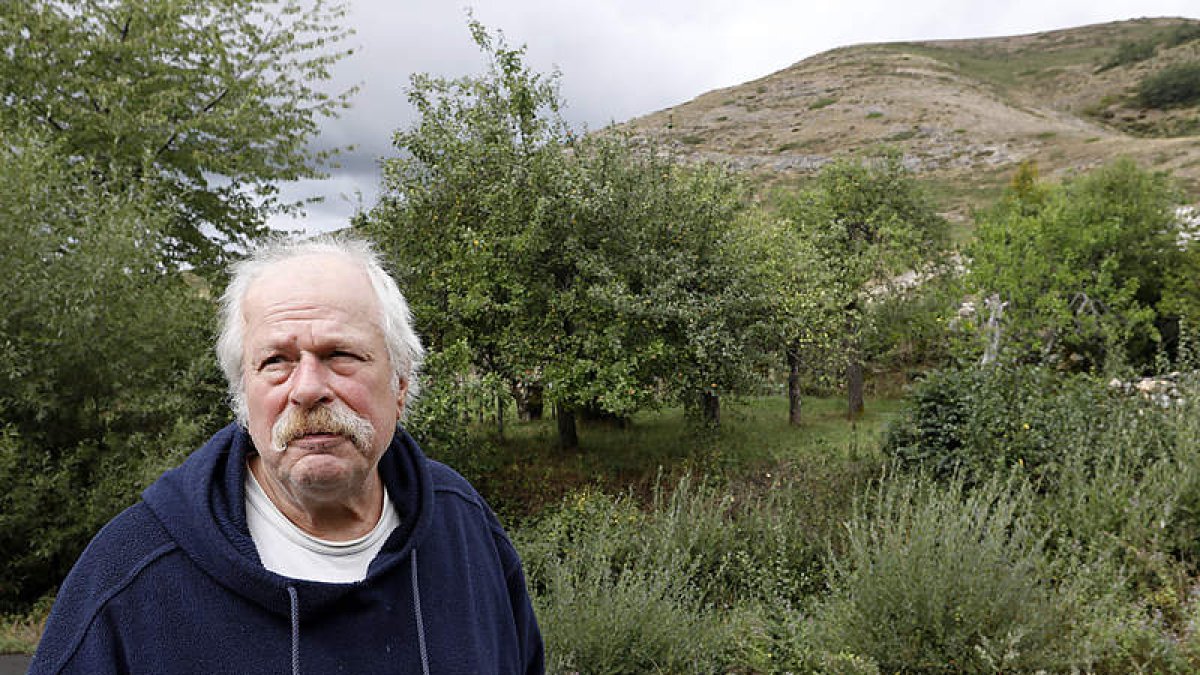 Peter Klinkenberg en la huerta de su casa en Cospedal de Babia. MARCIANO PÉREZ