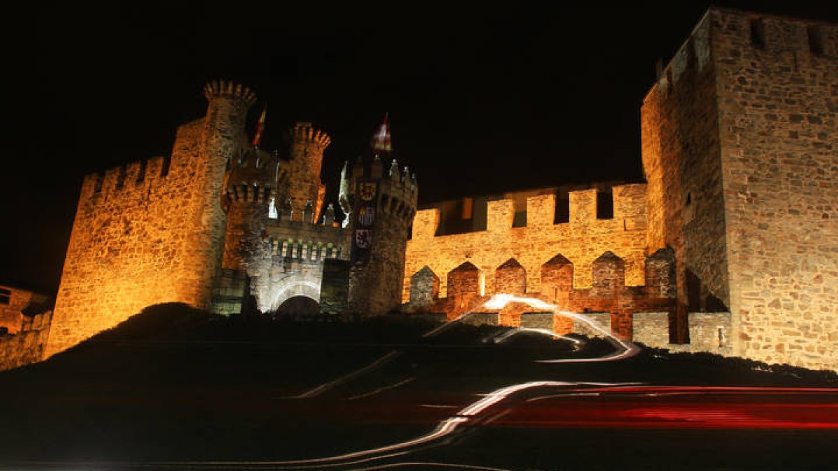 Vista nocturna del castillo de Ponferrada. L. DE LA MATA