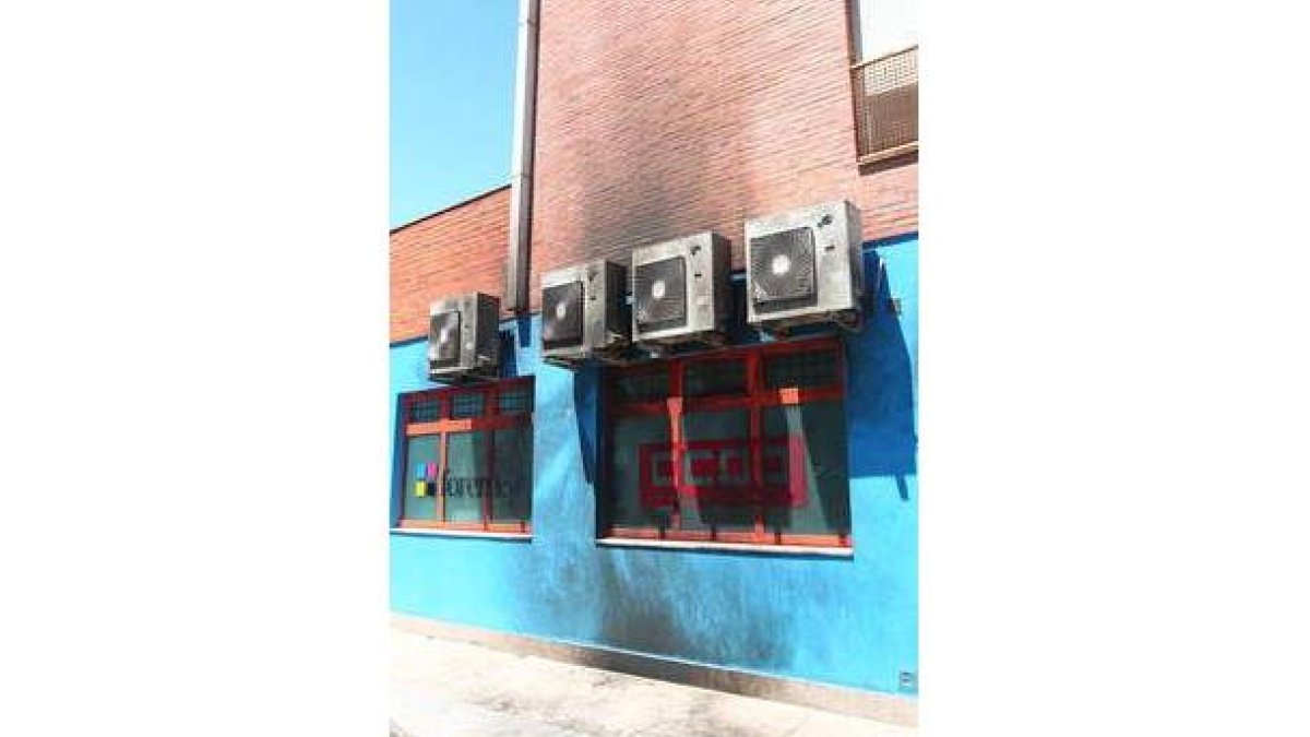 Imagen del edificio de CC.OO. que resultó afectado.