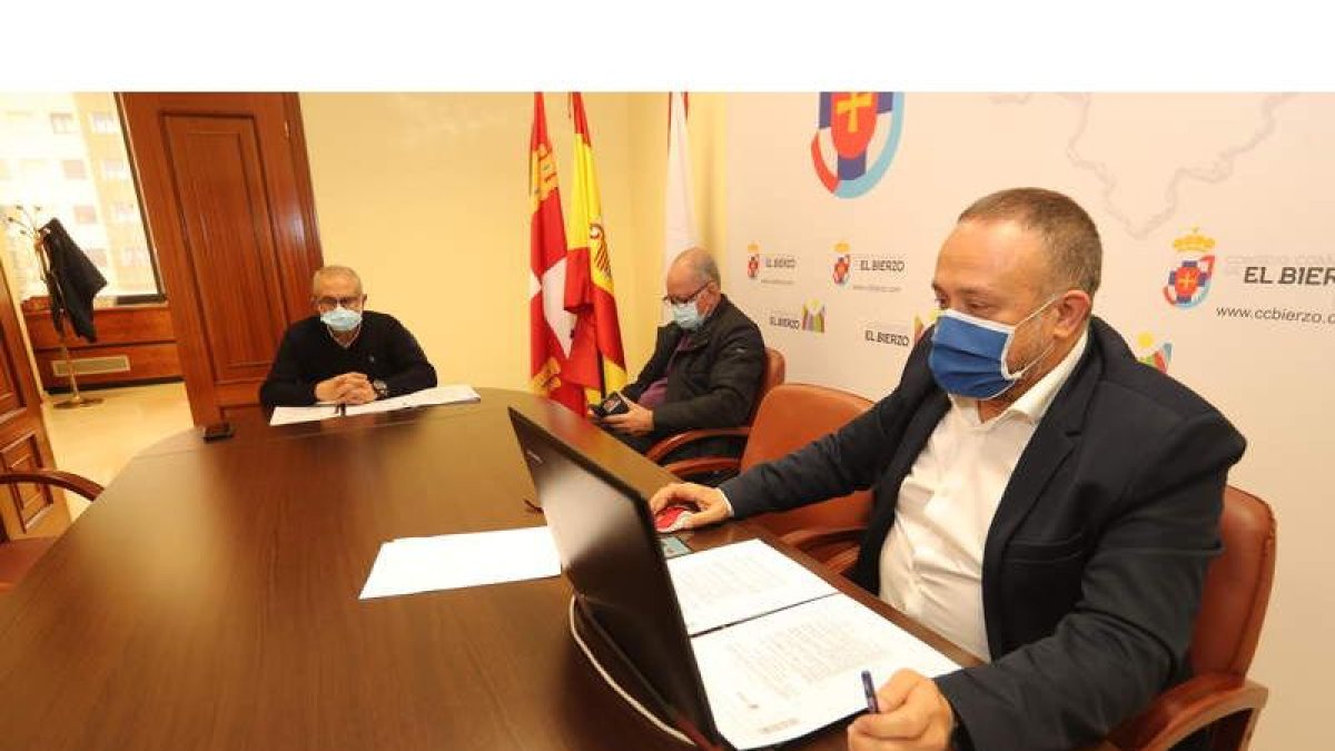 El presidente del Consejo Comarcal del Bierzo, Gerardo Álvarez Courel, ayer en la sesión plenaria. L. DE LA MATA