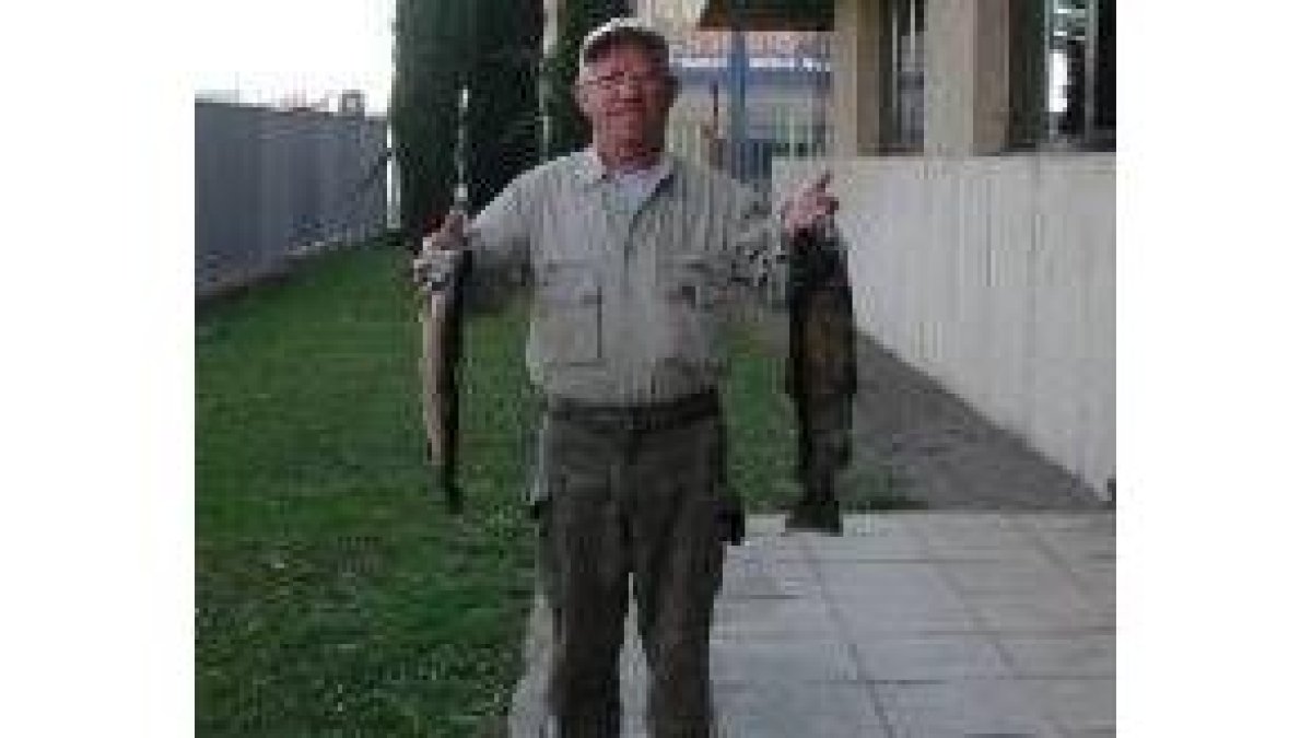 Silvestre Majo posa con las dos truchas de gran tamaño que pescó en el Esla