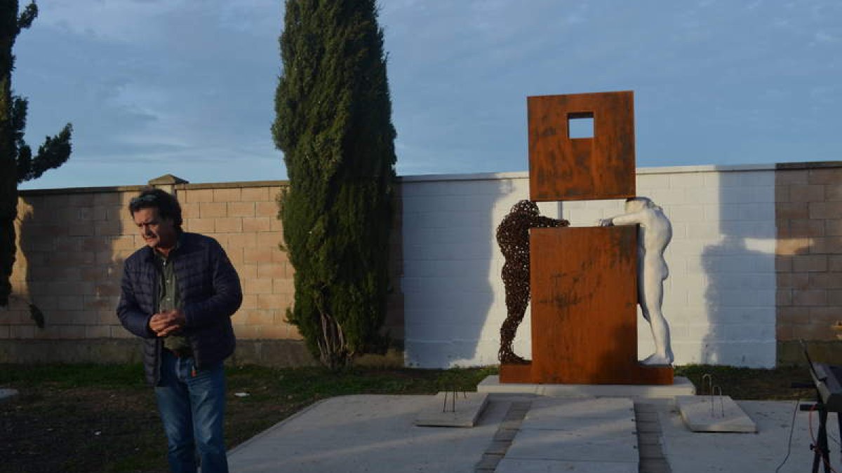 Amancio González explica la simbología de su obra. MEDINA