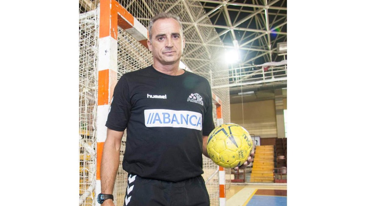 El técnico del Abanca Ademar, Rafa Guijosa, seguirá ligado al equipo leonés al menos hasta el 2019. OTERO PERANDONES