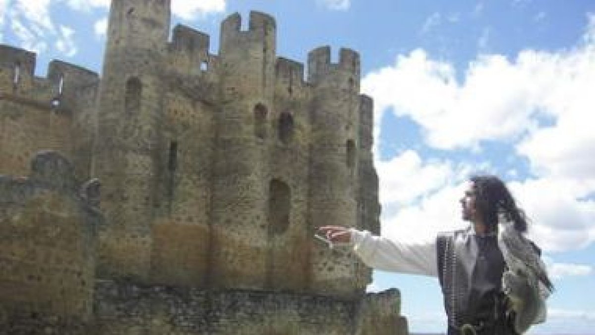 La exhibición de cetrería medieval junto al castillo cerrará las jornadas el domingo por la tarde.