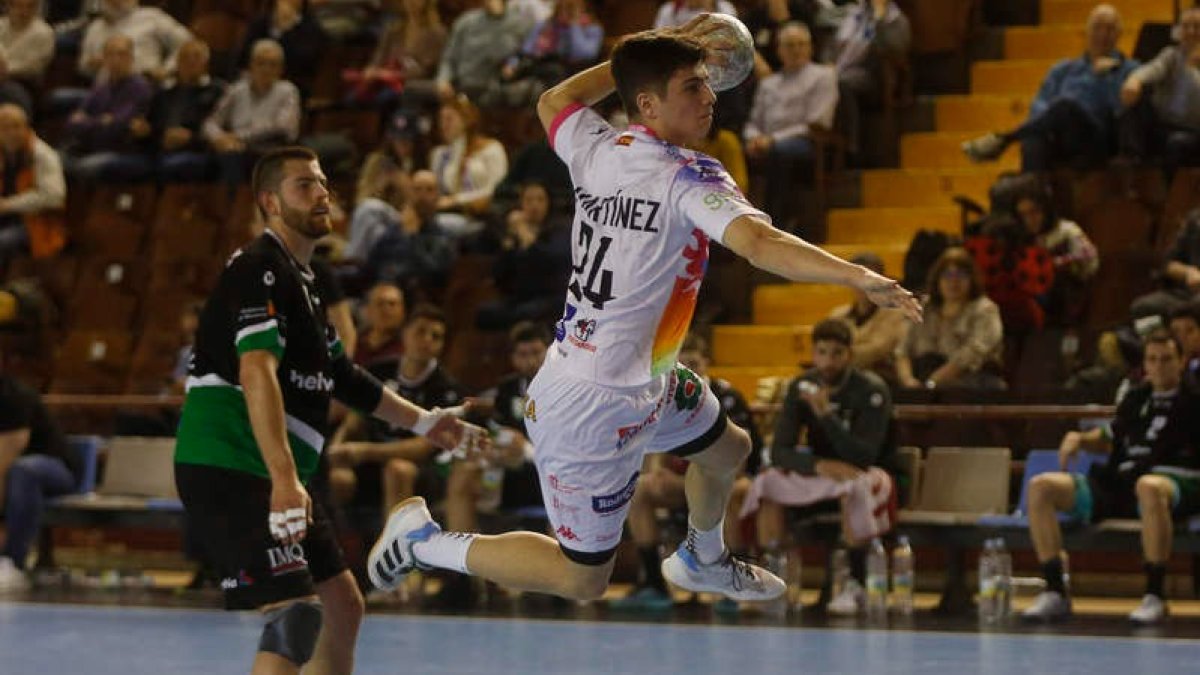Antonio Martínez, segundo máximo goleador de la Liga, se mide hoy al pichichi, Álex Chan. FERNANDO OTERO