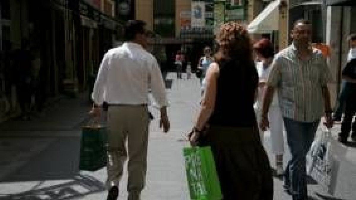 Movimiento en las tiendas y bolsas por las calles fue la tendencia