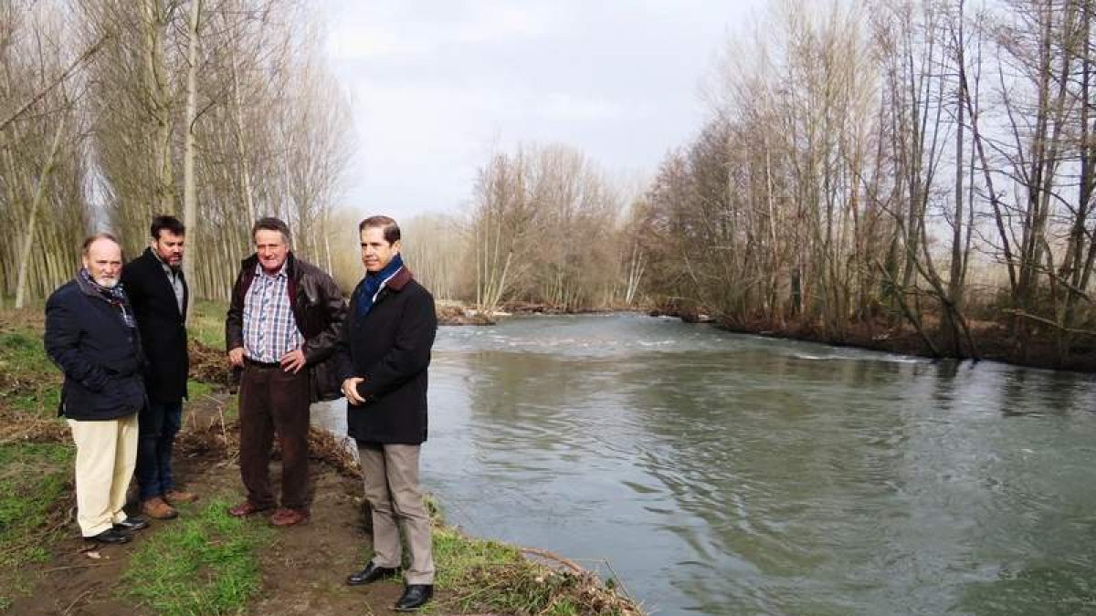 El alcalde, José Manuel Otero, un técnico, el edil de Obras y Francisco Marín, en el Boeza. cebrones