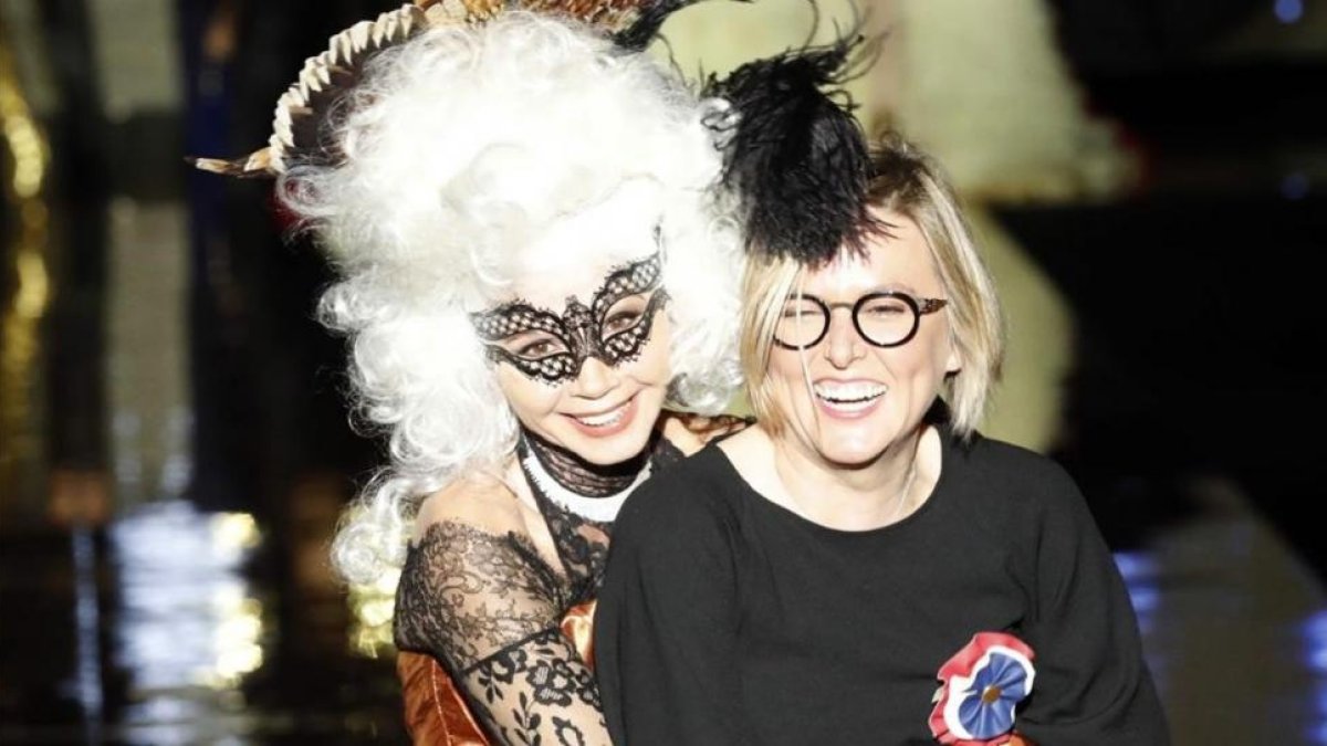 Núria Sardà junto a la actriz Victoria Abril, al final del desfile.