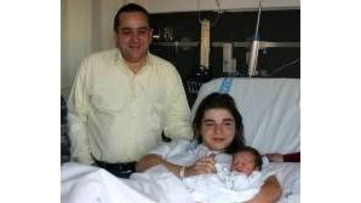 Carlos posa junto a sus orgullosos y felices padres Vanessa y Juan Carlos