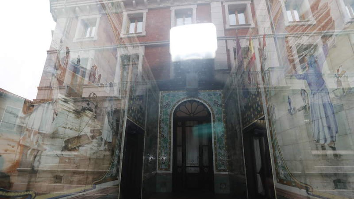 Planta baja de la Casa Zuloaga, en la calle Sierra Pambley, con los célebres azulejos y la leyenda sobre un fantasma en la casa en la que se suicidó Fernando Merino.