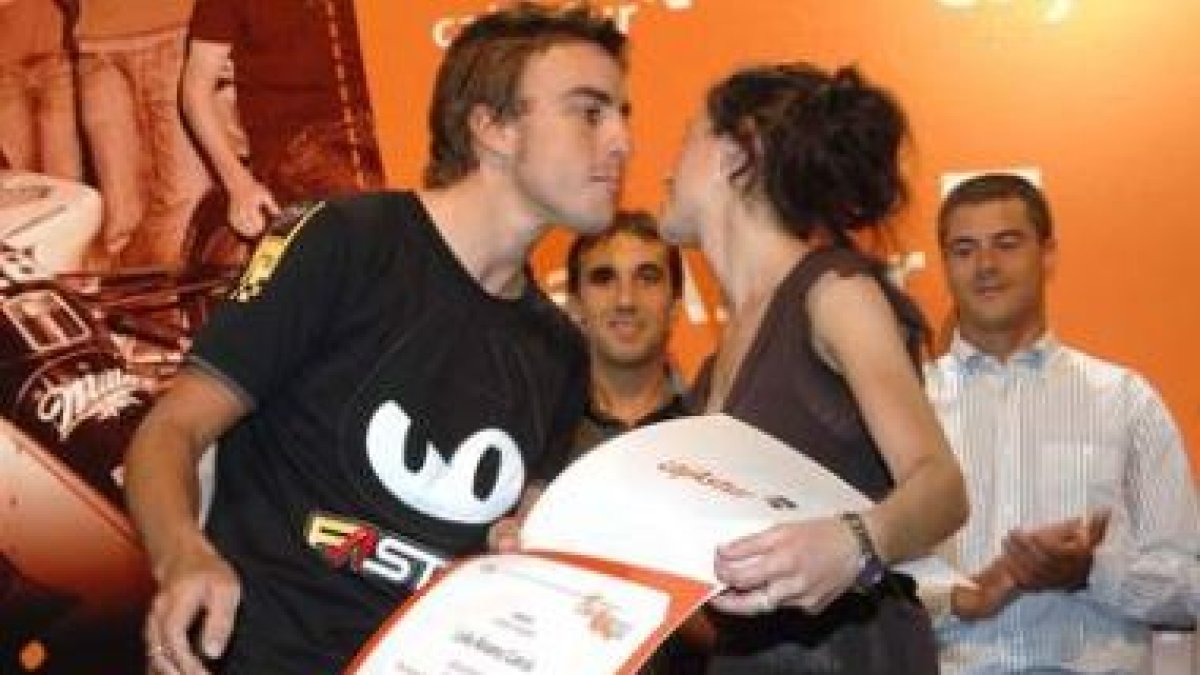 Fernando Alonso felicita a la leonesa Leila Álvarez García.