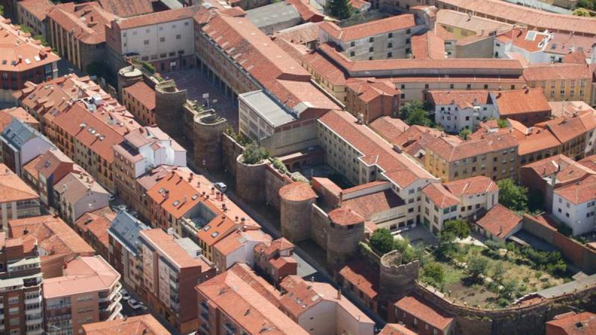 Imagen aérea de la muralla romana de León en el tramo entre el Arco de la Cárcel, la calle Carreras y la Catedral.