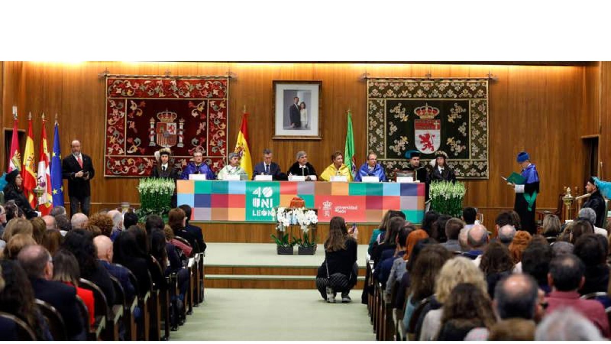 El aula magna se emplea para los actos que requieren toda la pompa y el boato de la Universidad de León. MARCIANO PÉREZ