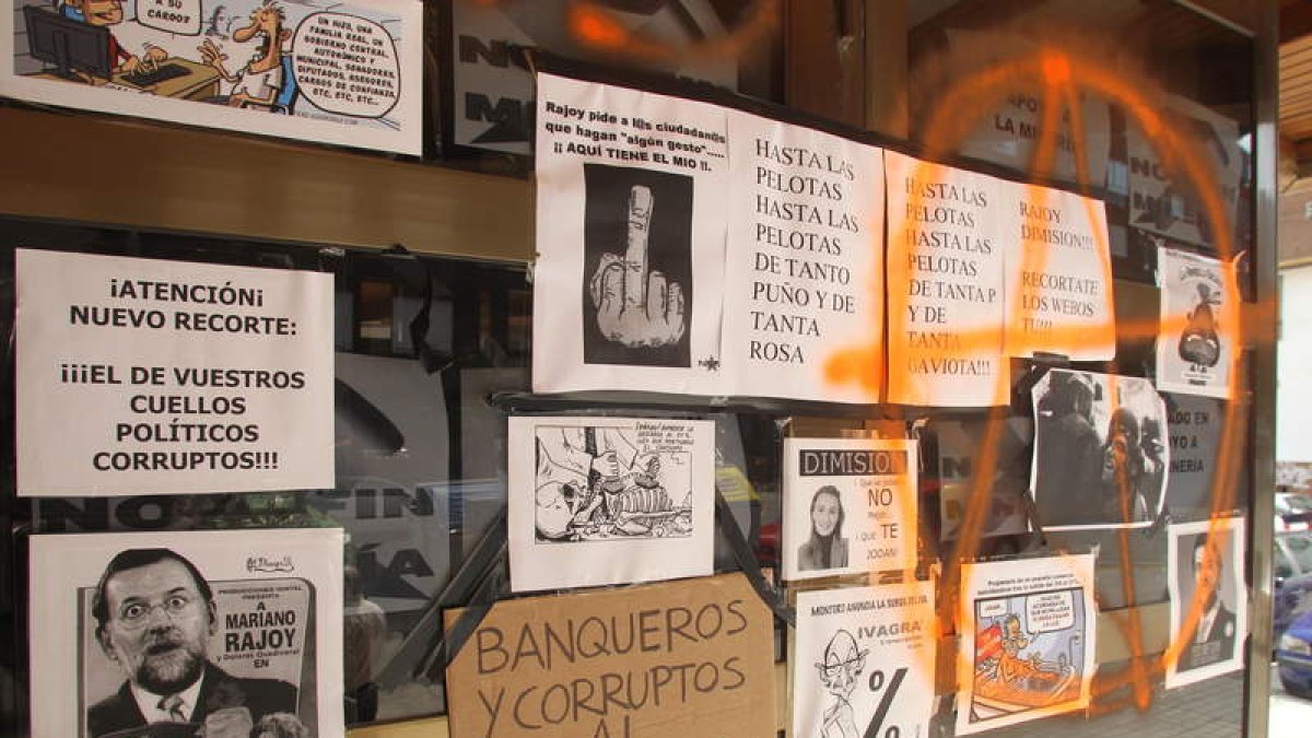 Aspecto que presentaba ayer por la mañana la entrada a la sede popular de Ponferrada.