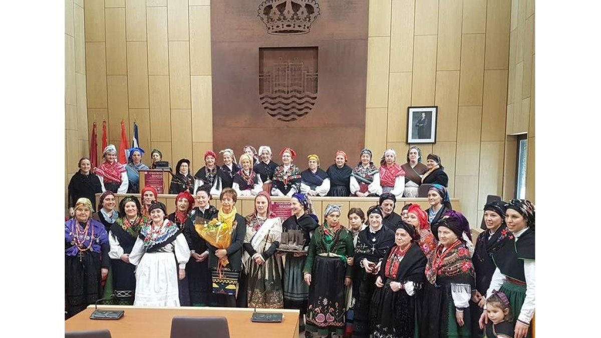 Medio centenar de personas acudieron al acto de las Águedas. DL