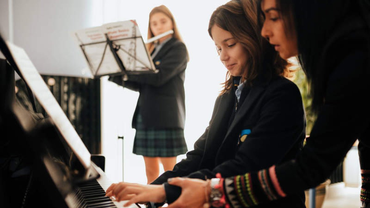 Alumnas del Centro de Música Peñacorada en una clase práctica. DL