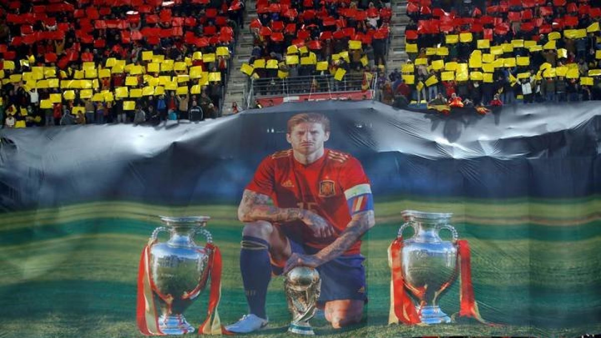 Homenaje a Sergio Ramos antes del inicio del partido de España Contra Malta en Cádiz. JULIO MUÑOZ