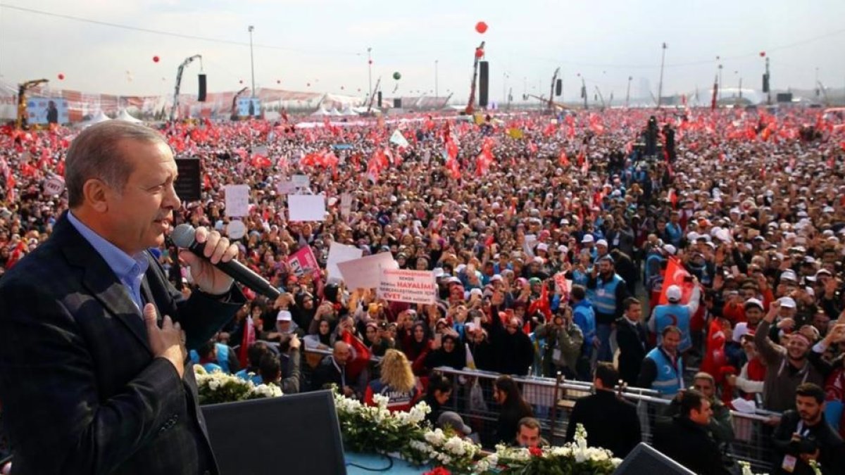 Erdogan, en un acto de campara a favor del 'sí' en la plaza Yenikapi de Estambul.