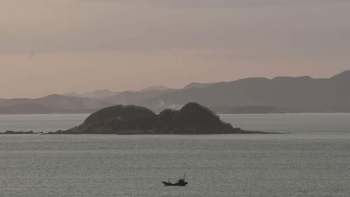 Imagen de barcos chinos en la frontera marítima con Corea del Sur. YONHAP