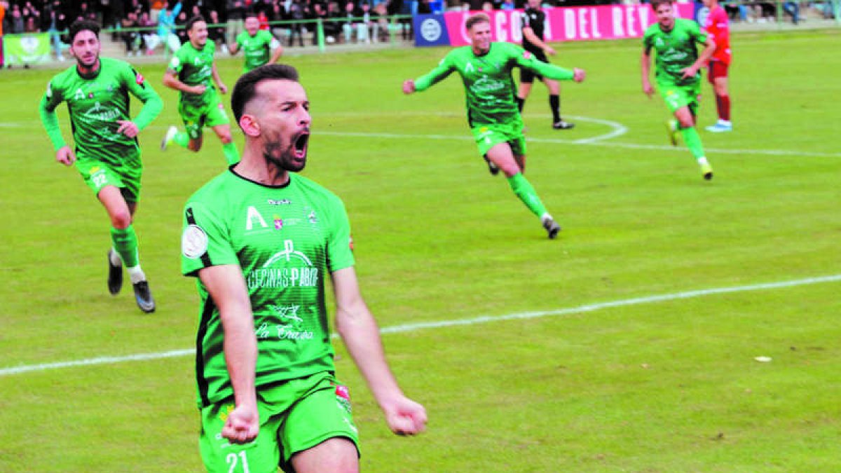 Ivi Vales anotó un gol que quedará en el recuerdo y para la historia del Atlético Astorga y que sirvió para que los maragatos eliminaran al Andorra en la primera ronda. SANTIAGO ARCE