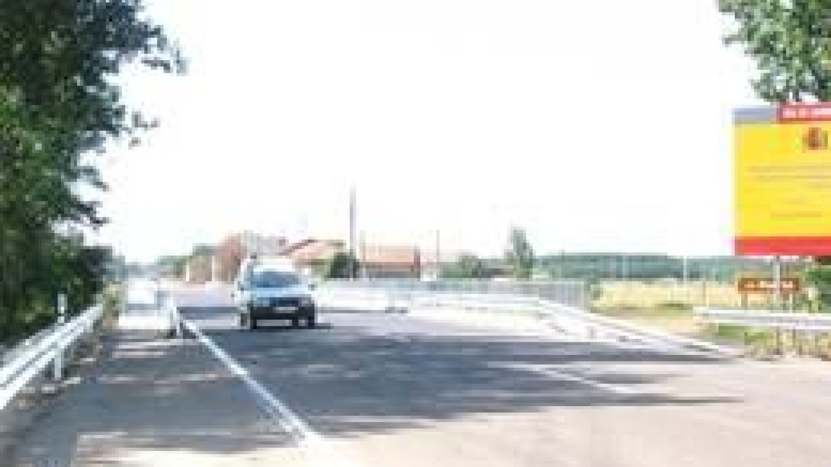Los coches ya circulan sobre el nuevo puente de la Reina a su paso por la localidad bañezana