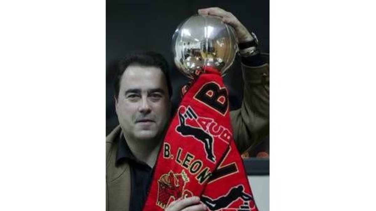 Gustavo Aranzana, con la Copa del Príncipe y una bufanda de su primera etapa en el equipo leonés