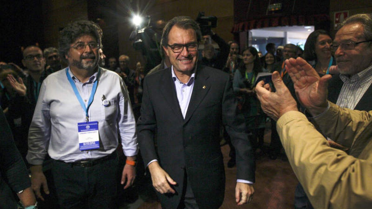 Artur Mas, en el centro, junto a Antoni Castellá, ayer en un acto en Barcelona.