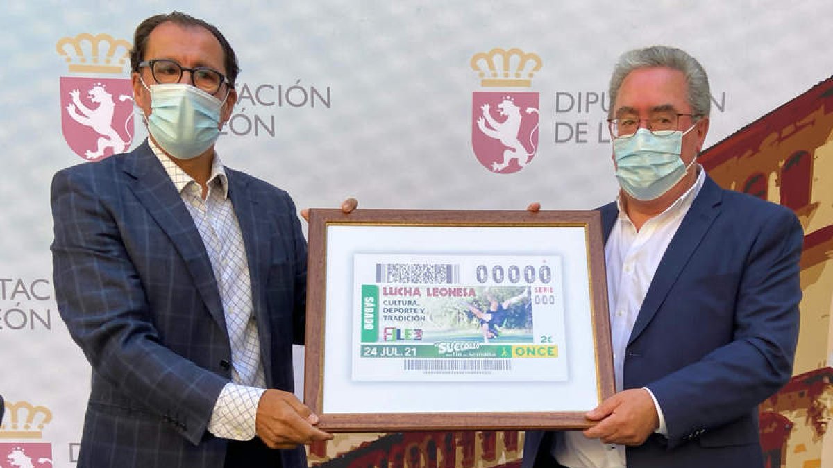 Ismael Pérez, delegado territorial de la Once, y Ángel Rivero, presidente de la Lucha Leonesa. RAMIRO
