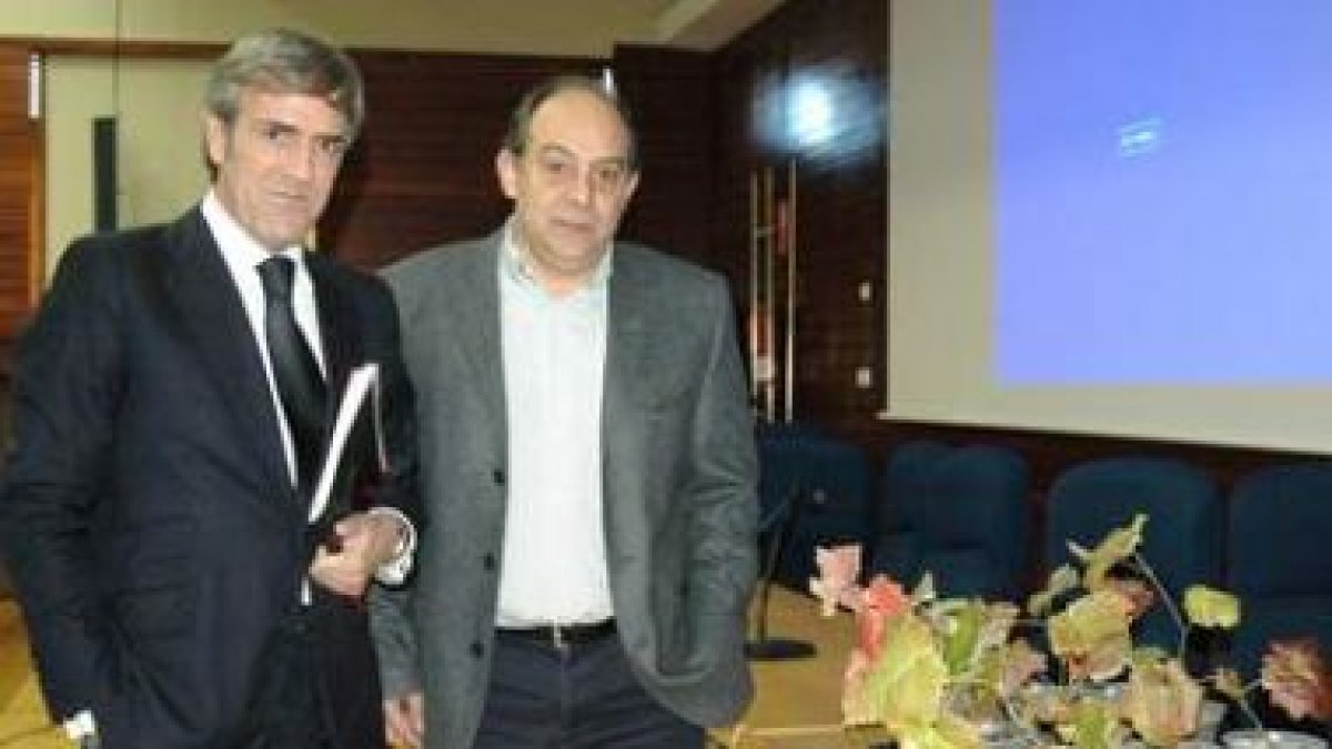 El consejero delegado de Emilio Moro, José Moro, y Enrique Garzón, tras la firma del convenio.