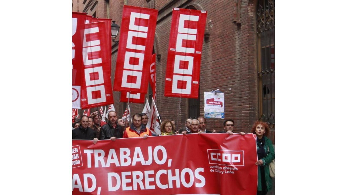 Banderas de Comisiones Obreras el 1 de Mayo por León.