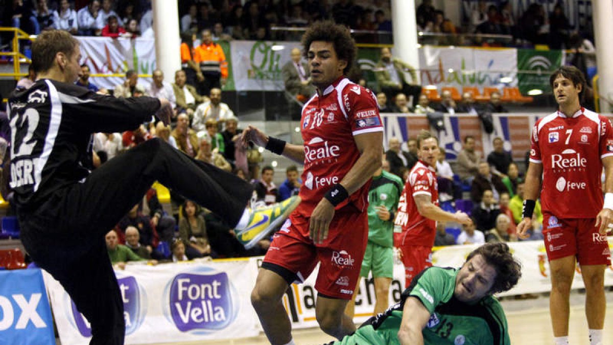 Losert intenta atajar el lanzamiento del jugador del Antequera una vez que este superaba la defensa del francés Di Panda.