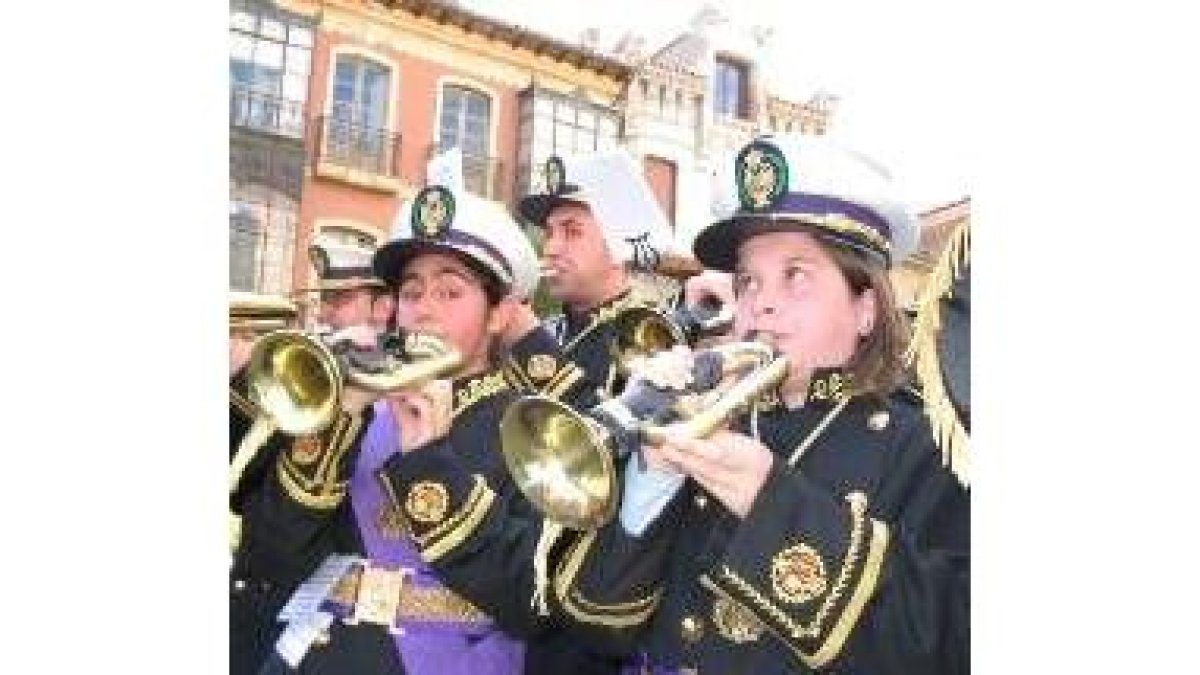 Dos de las más jóvenes músicas de la agrupación