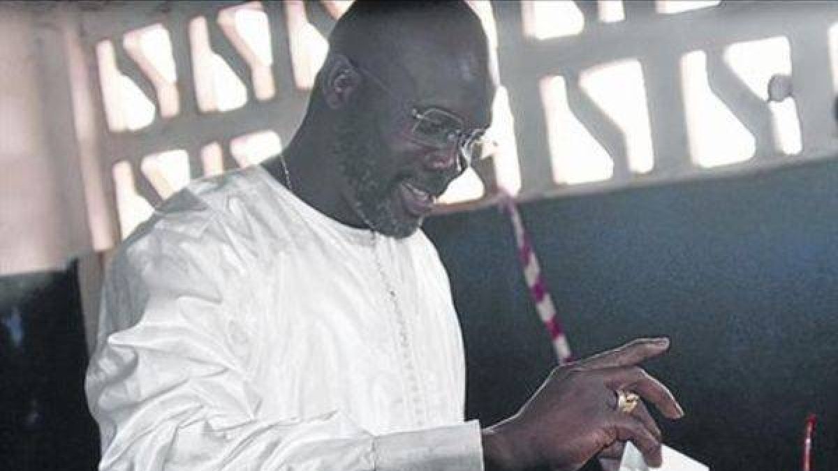 Weah deposita su voto en Monrovia, donde ha sido elegido senador.