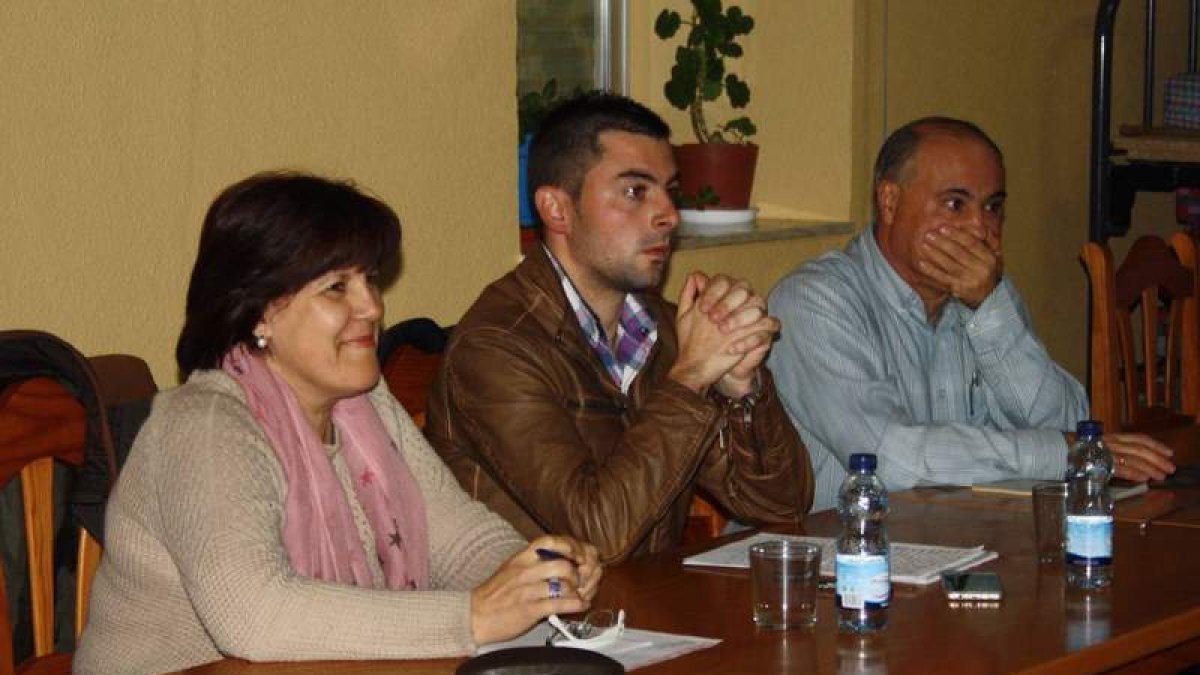 Reunión mantenida ayer con la alcaldesa y dos pedáneos. DL