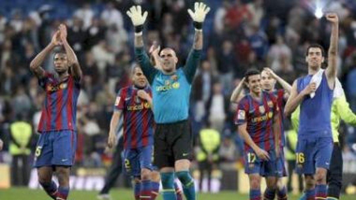 Los jugadores del Barça saludan a sus aficionados celebrando la victoria frente al Madrid