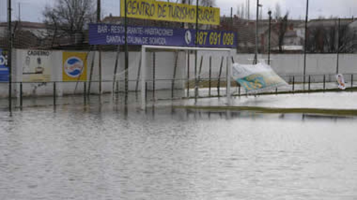 El campo de fútbol parecía una piscina.
