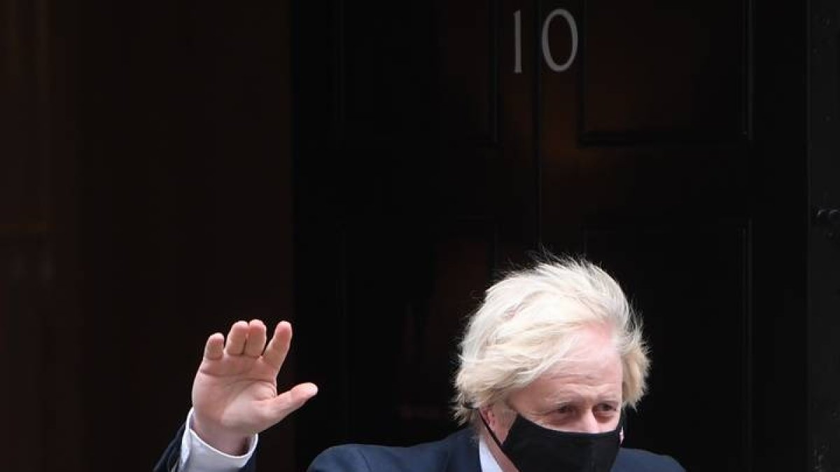Boris Johnson sale del 10 de Downing Street. NEIL HALL