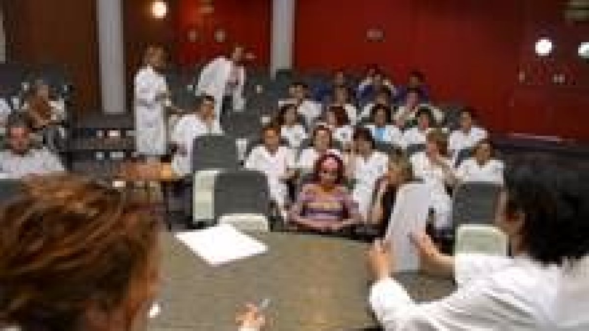 Una de las últimas reuniones de representantes de la Junta de Personal con trabajadores del Hospital