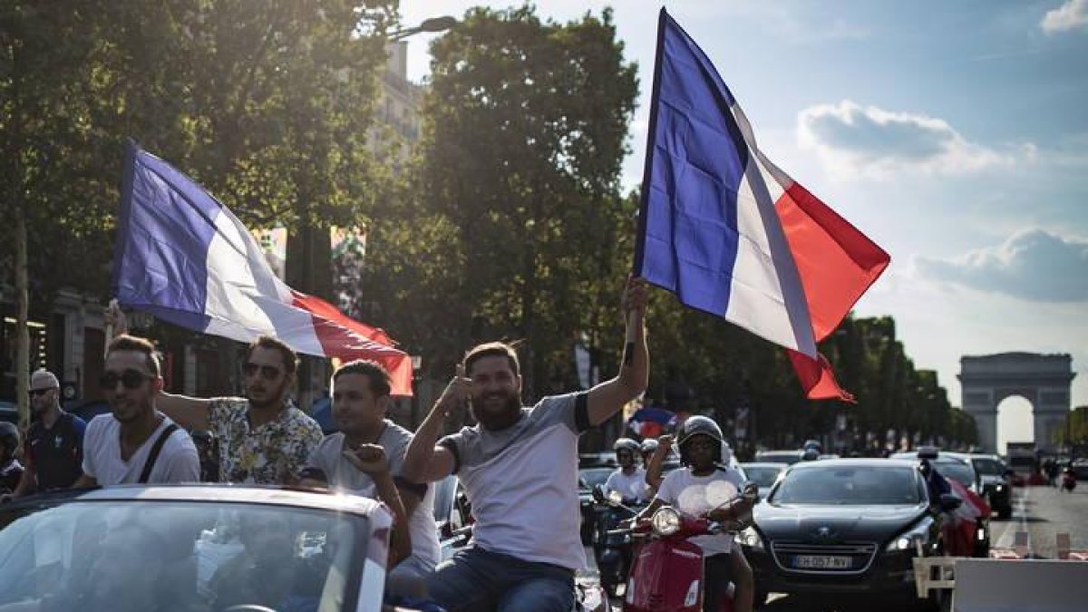 Los hinchas franceses celebran la clasificación de su selección para semifinales.