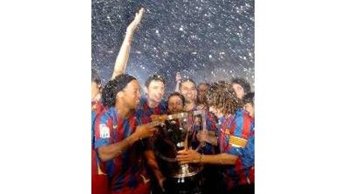 Ronaldinho, Van Bommel, Giuly, Márquez y Puyol celebran el título