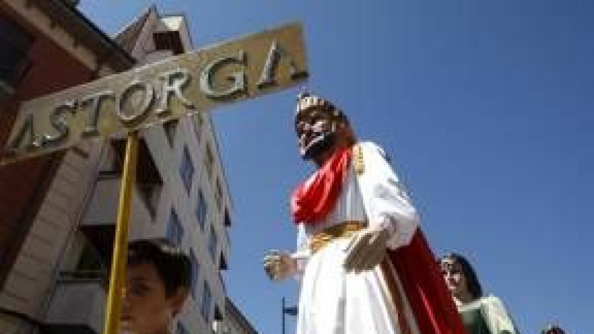 Gigantes y cabezudos venidos de Zamora, Asturias y León