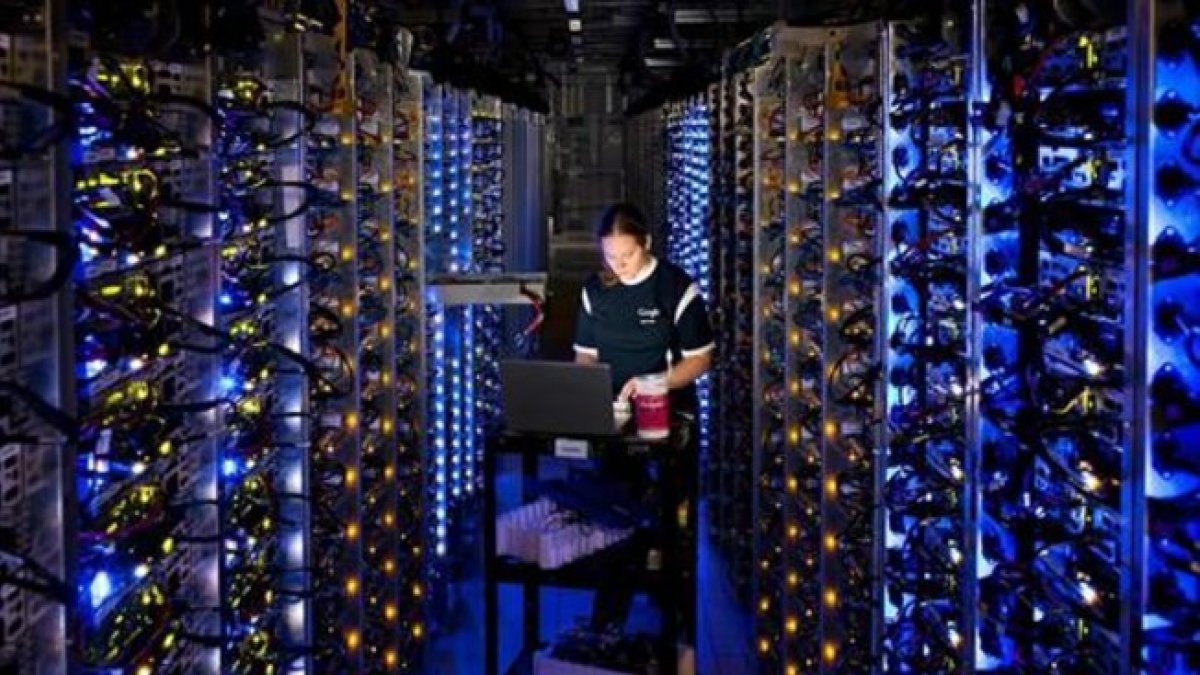 Un técnico de Google trabaja en un centro de datos de la compañía.