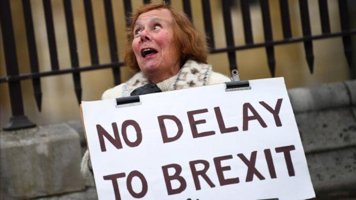 Una manifestante partidaria del brexit sostiene una pancarta ante el Parlamento británico, en Londres.