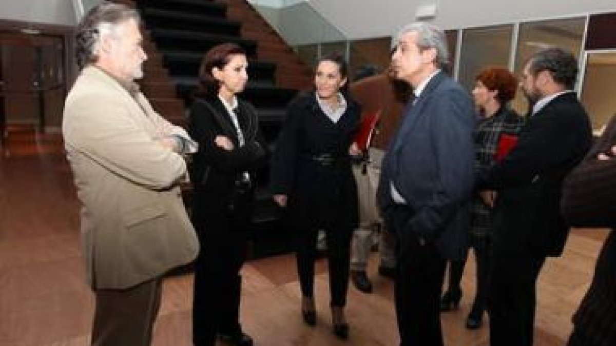 Prieto (izquierda) y Azuara charlan antes de la reunión.
