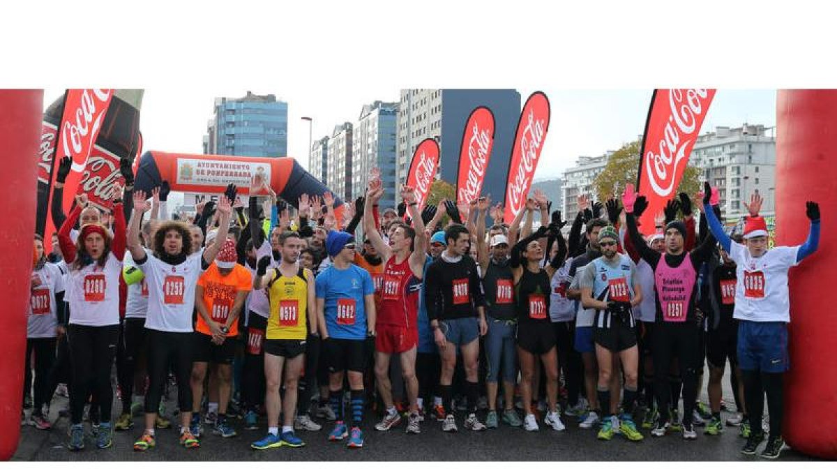 A pesar del frío reinante en Ponferrada, más de 900 atletas despidieron el 2013 corriendo y los que peleaban por el triunfo se colocaron bien para tomar la salida.