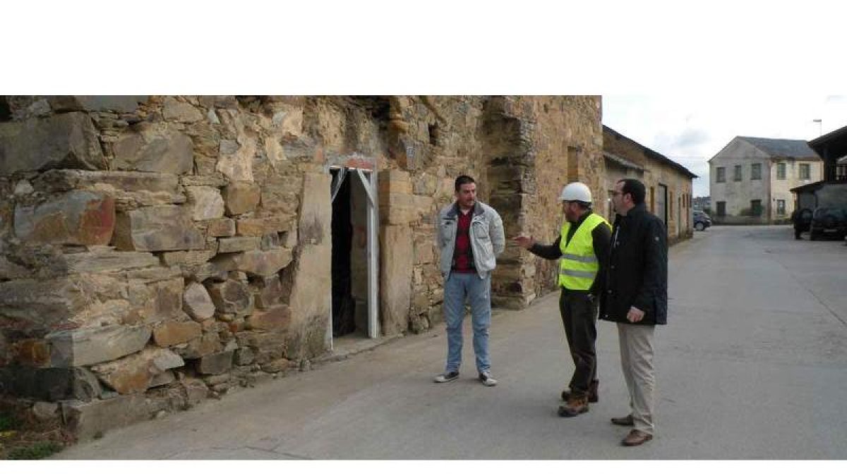 El nuevo alcalde y su teniente, ayer en el inicio de las obras en la ermita cultural de Magaz.