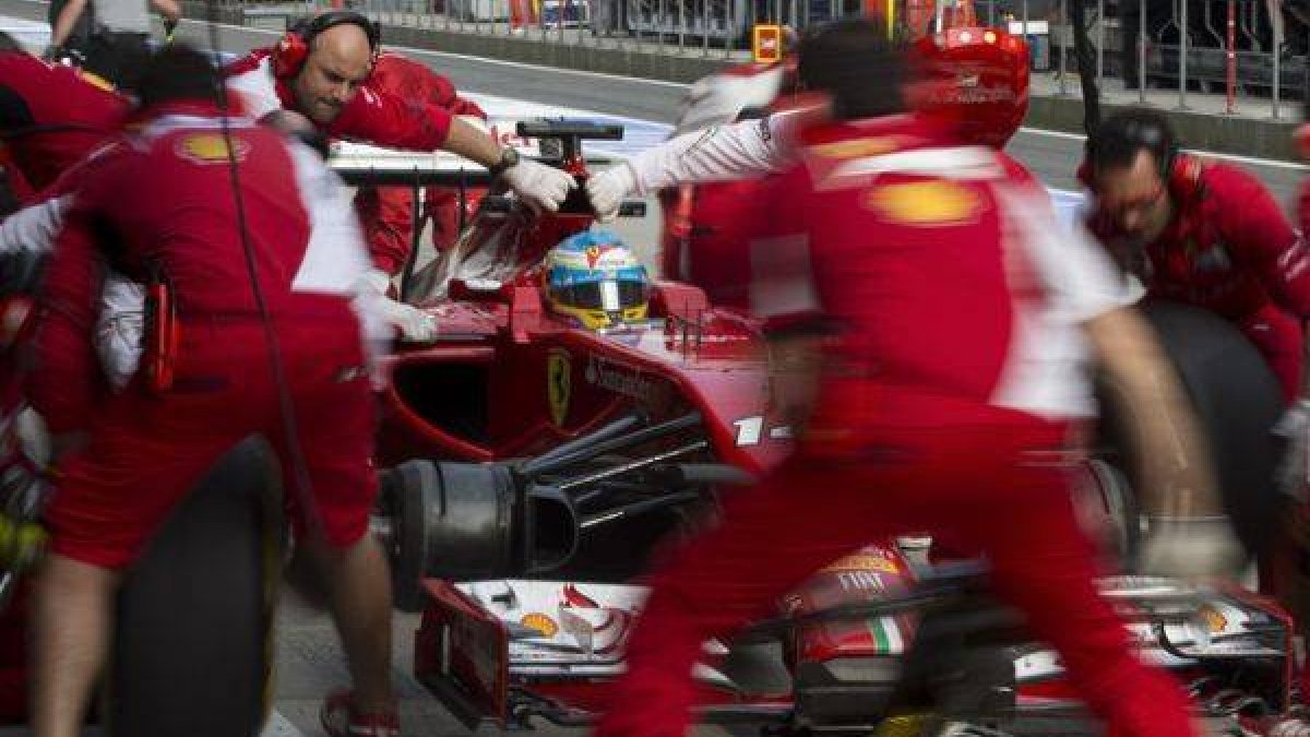 Fernando Alonso, en un cambio de neumáticos en el circuito de Shanghái.
