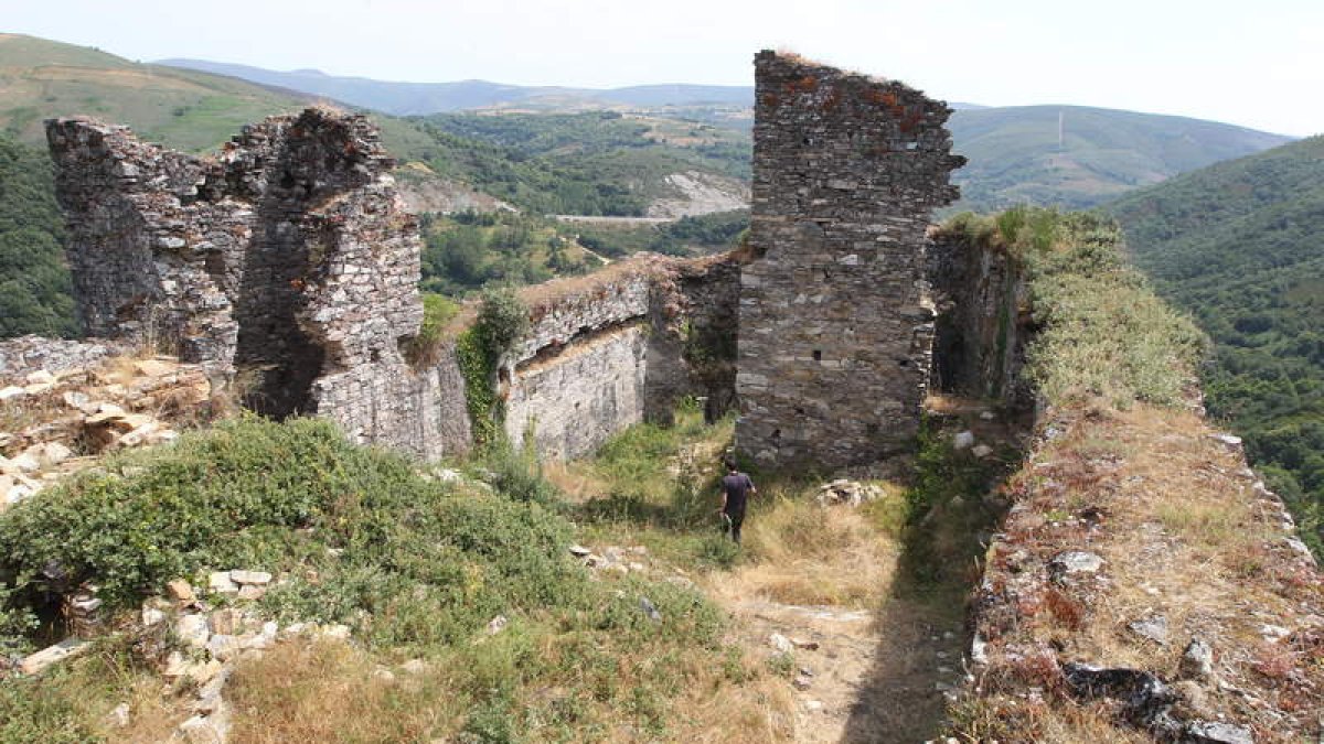 Dos de las torres en peor estado del castillo de Sarracín, en una imagen del pasado mes de julio.