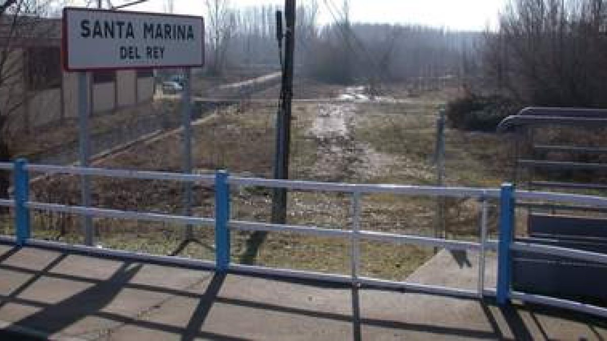 El actual puente de hormigón apenas dispone de anchura suficiente para el tránsito de peatones.